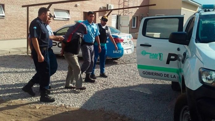 Un cuestionado profesional hace guardias en el hospital San Miguel.