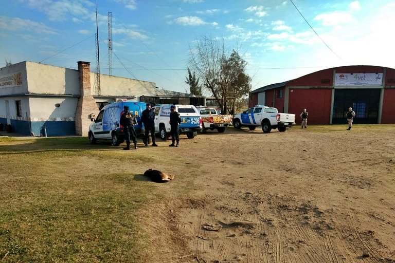 Un operativo de varios allanamientos simultáneos incluye una dependencia policial con efectivos detenidos.