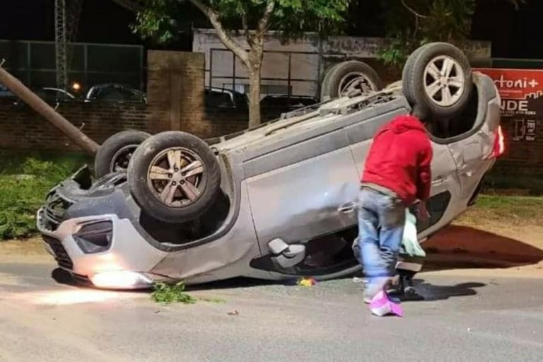 Un auto termin con sus cuatro ruedas para arriba.