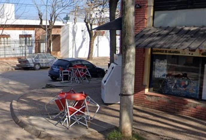 Dos masculinos robaron en un kiosco la suma de 20 mil pesos.