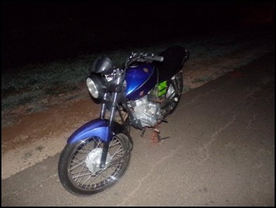 Una joven con lesiones graves tras chocar la moto contra un montculo de tierra.