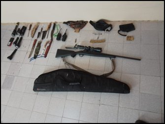 Cinco masculinos detenidos en un campo con armas y carne. 