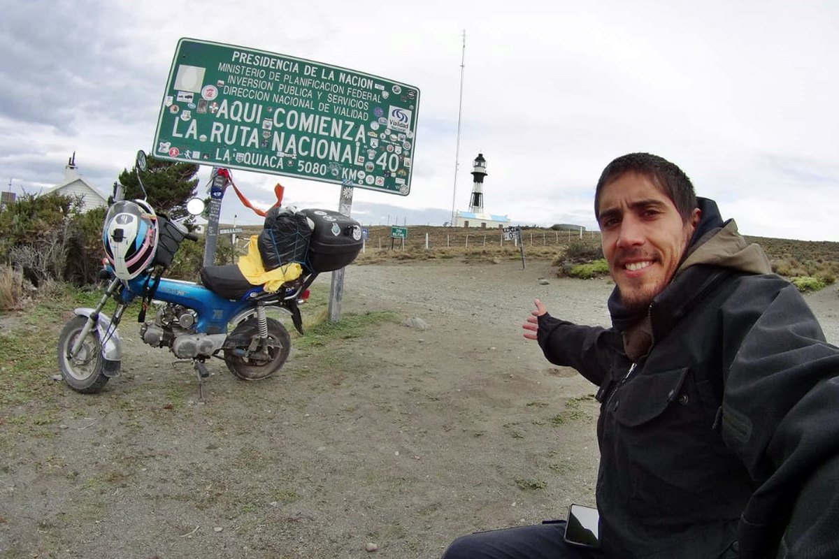 Sali de San Salvador  en su moto DAX y dio una vuelta completa por el pas. 