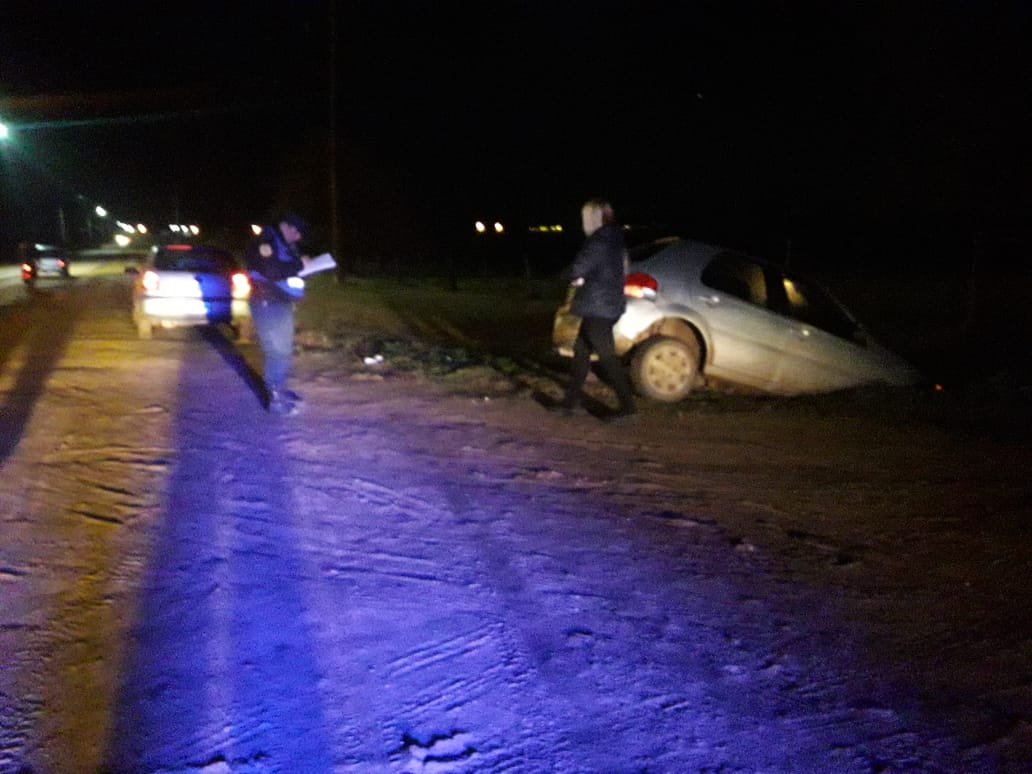 Un automvil termin en una alcantarilla.