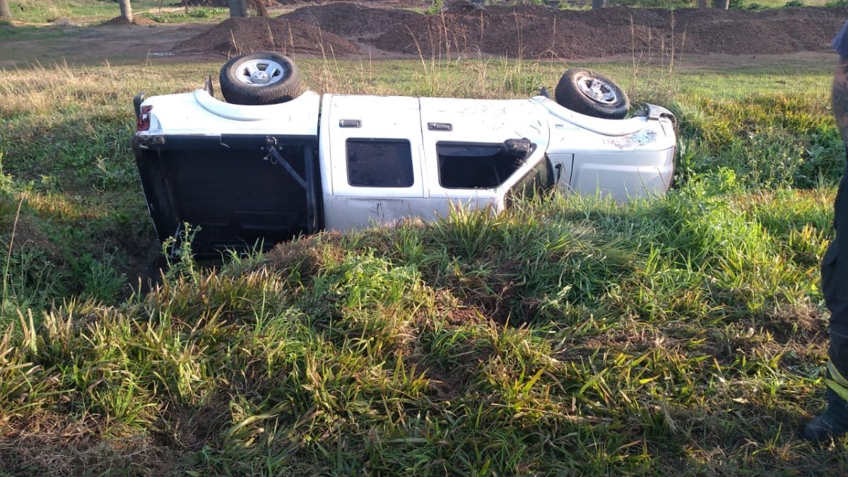 Un hombre perdi el control de su camioneta y volc.