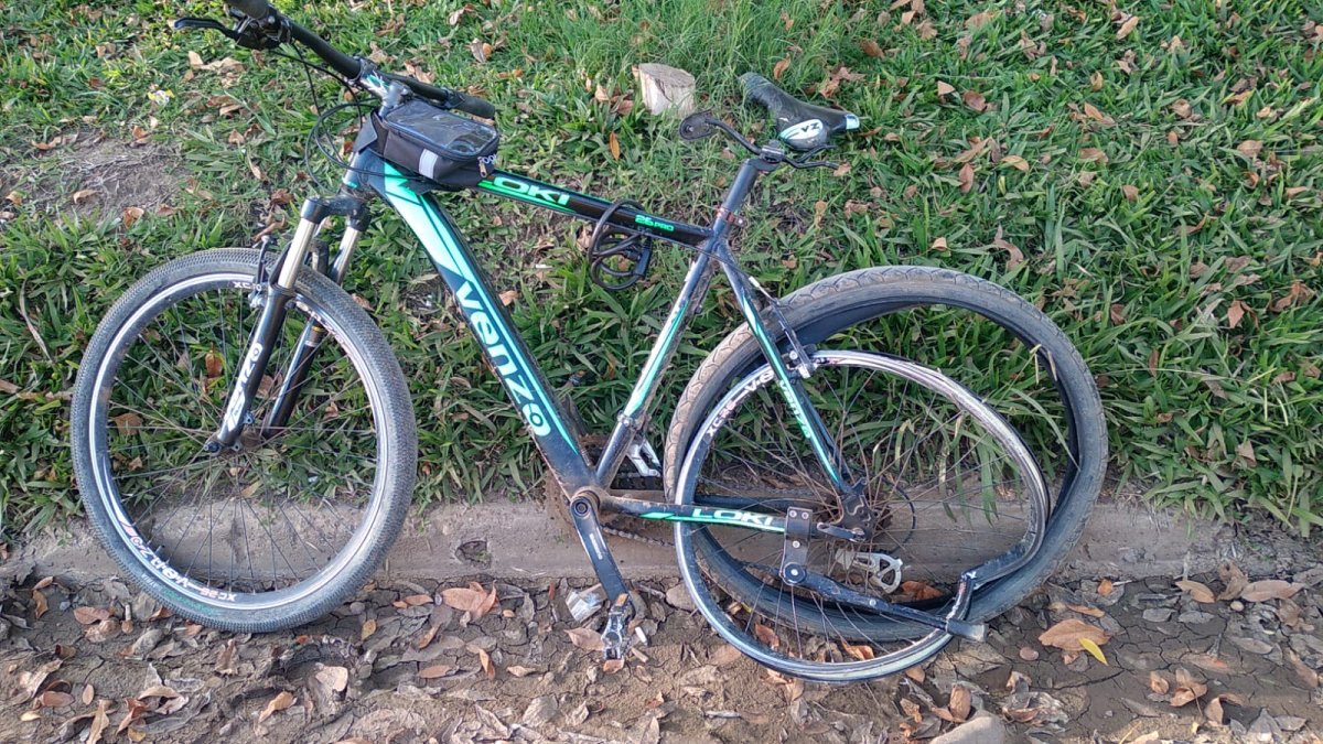 Un automvil choc a una mujer que circulaba en bicicleta.
