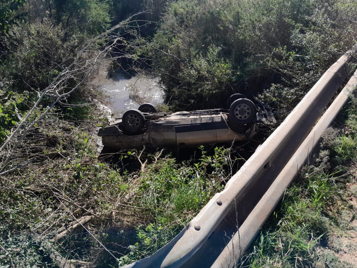 Un automvil despist y cayo desde un puente en Colonia Baylina.