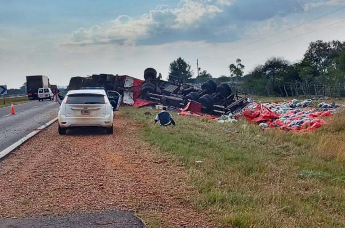 Un camin volc y desparram su mercadera en la Autova 14, saliendo de Chajar