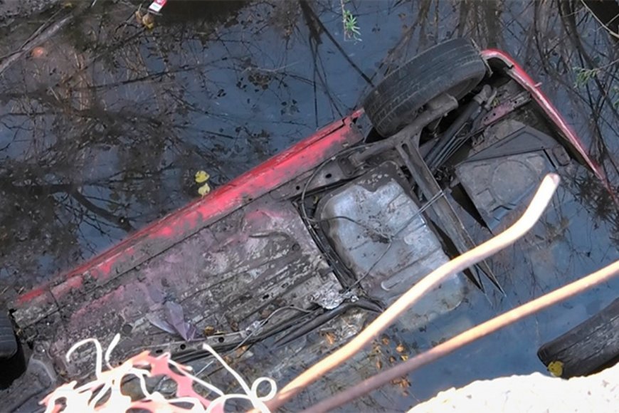 Un hombre muri al caer con su auto desde un puente.