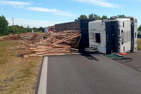 Camin con maderas volc en Ruta 12: hubo tres kilmetros de fila de vehculos