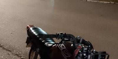Una moto choco contra una valla de contencin de la Esc. N 1