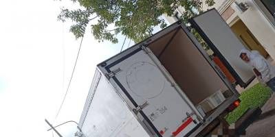 Un camin frigorfico se le abri la puerta y ocasion daos en dos vehculos.