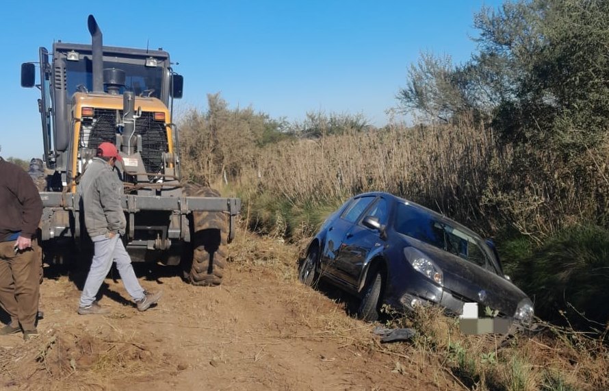 Un automvil y una motoniveladora chocaron camino a Colonia Baylina.
