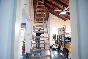 Realizan trabajos en el Hogar de Anciano.