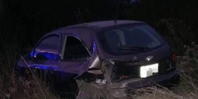 Un automvil colision contra otro que se encontraba estacionado.
