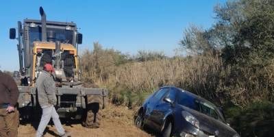Un automvil y una motoniveladora chocaron camino a Colonia Baylina.
