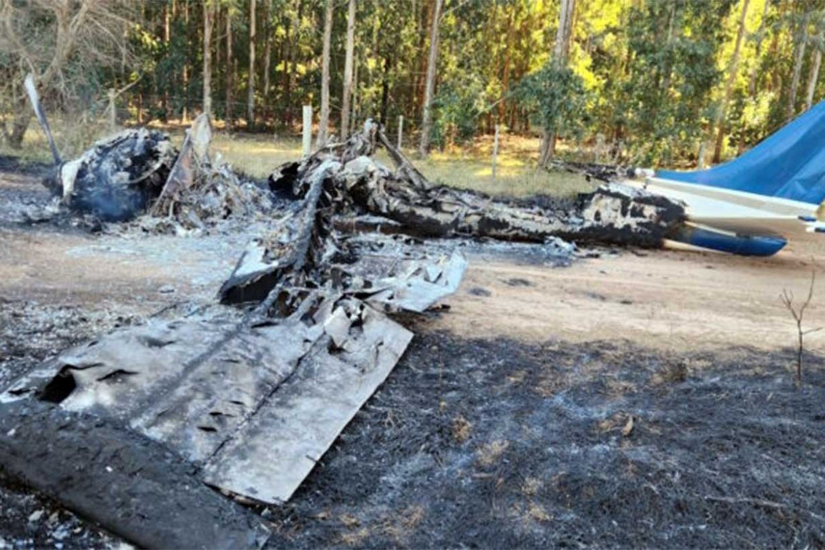 Narcotrfico? Encuentran avioneta incendiada en camino rural.