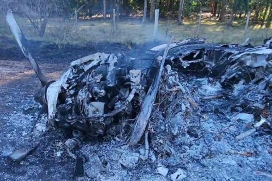 Sobran preguntas y faltan respuestas sobre la avioneta incendiada. La habran prendido fuego luego de aterrizar en un campo.