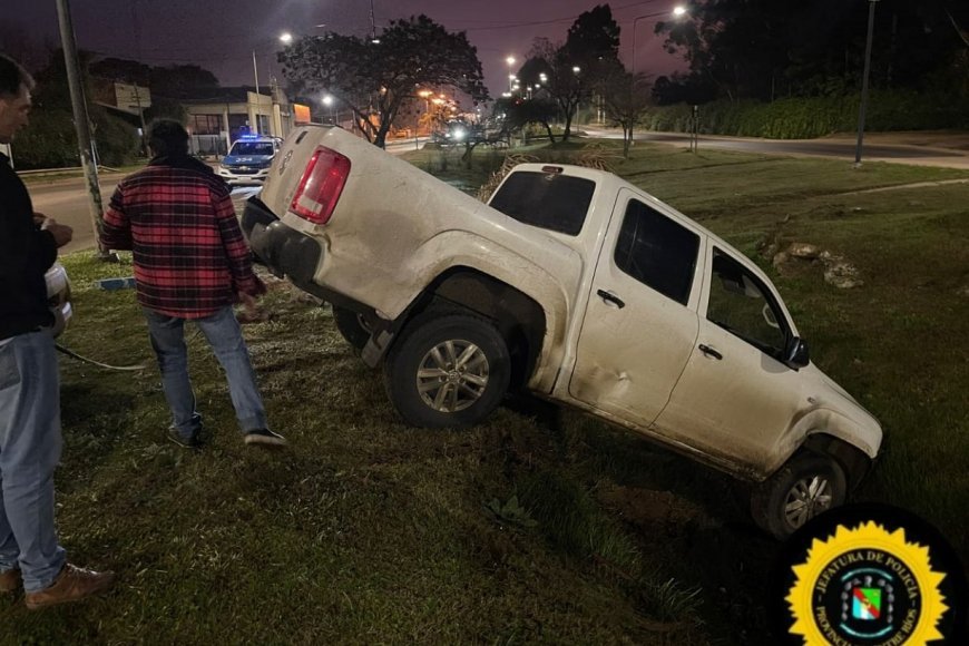 Camioneta despist en el acceso a Villa Adela.