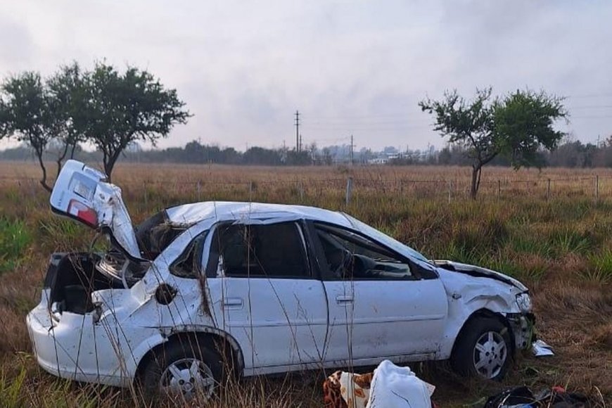 Una familia a los tumbos en la ruta 14: la rotura de una rueda habra provocado el accidente.