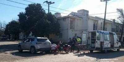 Una mujer result con lesiones graves al colisionar una moto y una camioneta