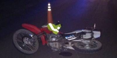 Ruta 18: perdi el control de la moto, cay sobre la cinta asfaltica.