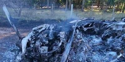 Sobran preguntas y faltan respuestas sobre la avioneta incendiada. La habran prendido fuego luego de aterrizar en un campo.