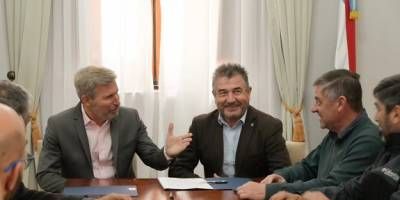 Frigerio junto al amedrentador y escrachador de prensa, el Ministro Roncaglia recibieron a Zambon.