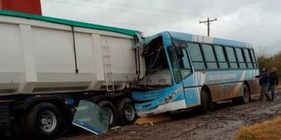 Un colectivo colision con un camin: hay dos personas heridas