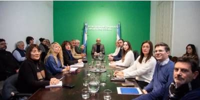 Los gremios aceptaron la oferta del gobierno: $50.000 mensuales en negro hasta septiembre 