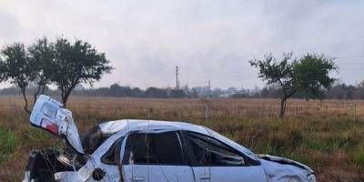 Una familia a los tumbos en la ruta 14: la rotura de una rueda habra provocado el accidente.