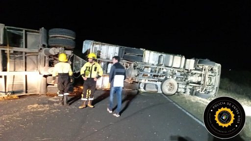 Un camin con acoplado volc en ruta 23.