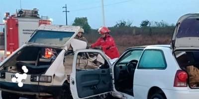 Cinco heridos, entre ellos una nia, tras fuerte choque entre dos autos