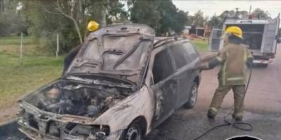 Un automvil se incendi por completo tras una falla mecnica en Villaguay. 
