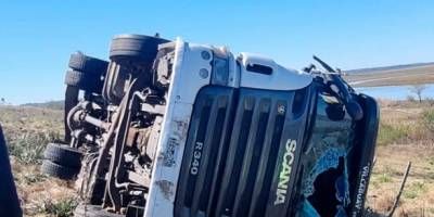 Camin con acoplado hizo un trompo y volc en el Puente Victoria-Rosario.