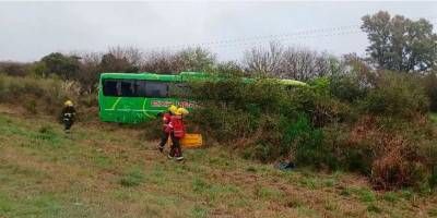 Colectivo despist en Ruta 12 tras embestir una cubierta desprendida de un camin