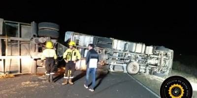 Un camin con acoplado volc en ruta 23.