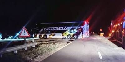 Un colectivo que colgado al intentar bajar de la autova a ruta 18