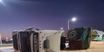 Un camin cargado con harina de soja volc en rotonda de Villaguay