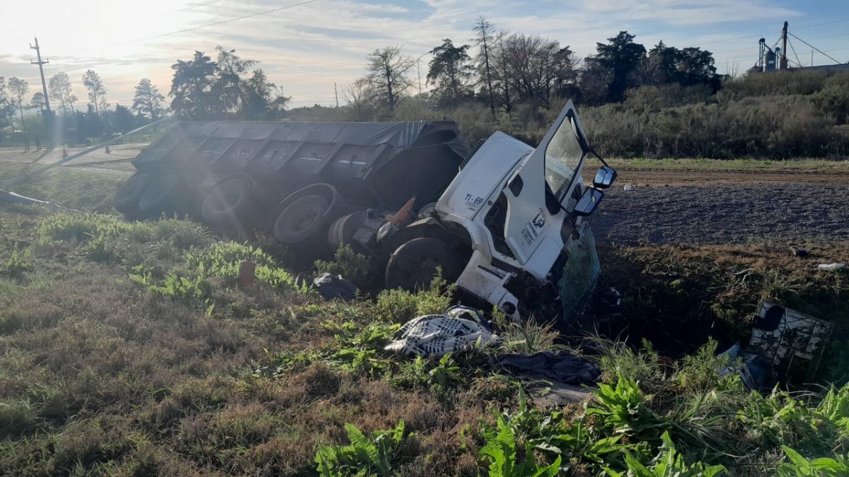 Fallecieron dos camioneros al chocar en el acceso a Jubileo.