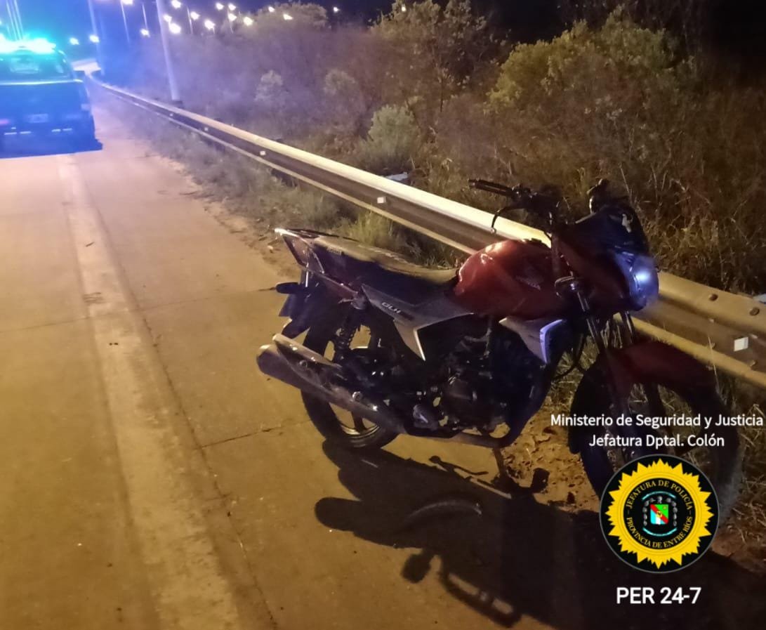 Un hombre result con lesiones graves al caer de su moto.