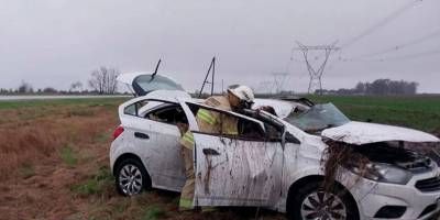 Un automvil despist y volc en Ruta 14 en medio de la lluvia
