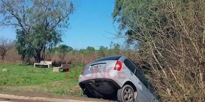 Un auto qued colgado tras despiste en el puente sobre arroyo Las Tunas