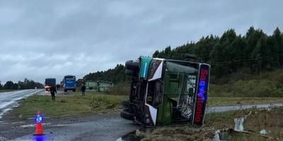Un colectivo que llevaba cosecheros volc bajo la lluvia en la ruta 14: hay 10 obreros heridos 