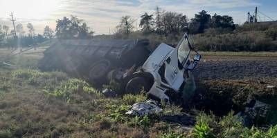 Fallecieron dos camioneros al chocar en el acceso a Jubileo.