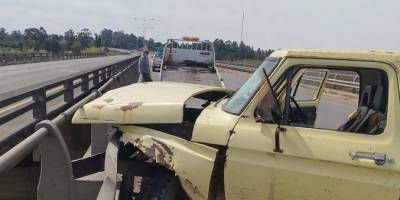 Una camioneta impact violentamente contra una de las barandas del puente Yuquer