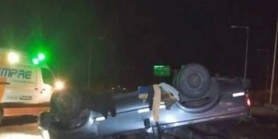 Una camioneta perdi el control y termin volcando en la autova 14