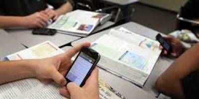 Proponen prohibir el uso de celulares en las aulas para mejorar el aprendizaje en Entre Ros