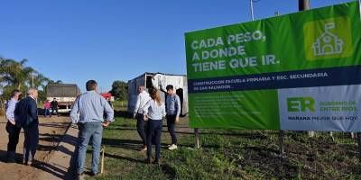 Frigerio visit el nuevo complejo educativo en San Salvador.