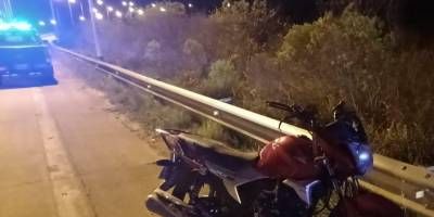 Un hombre result con lesiones graves al caer de su moto.